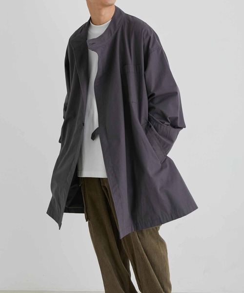 ADAM ET ROPE'（アダムエロペ）の「オーバーサイズ ミドル丈 ホスピタルコート/イージーケア/ユニセックス（ステンカラーコート・メンズ・チャコールグレー/カーキ・M/L）」の2枚目の写真