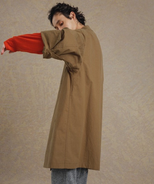 ADAM ET ROPE'（アダムエロペ）の「オーバーサイズ ミドル丈 ホスピタルコート/イージーケア/ユニセックス（ステンカラーコート・メンズ・チャコールグレー/カーキ・M/L）」の16枚目の写真