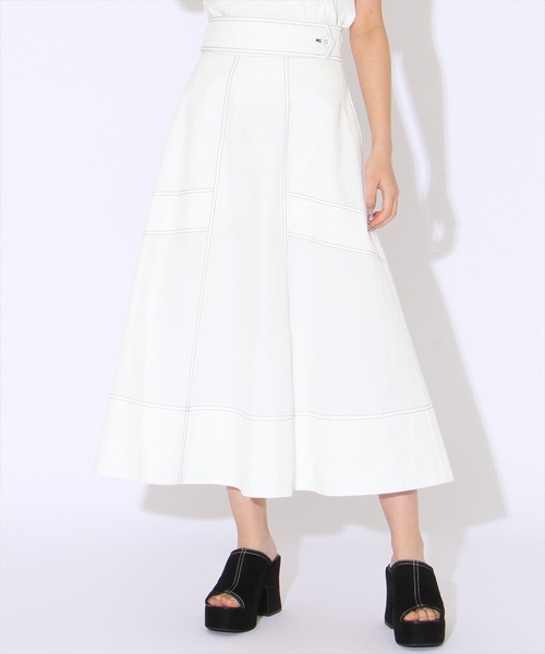 REDYAZEL(レディアゼル)の「ハイウエストサイドボタンフレアスカート(スカート・レディース・ブルー/オフホワイト/ベージュ/ネイビー・SMALL/MEDIUM)」の2枚目の写真