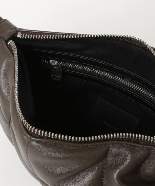 ALLSAINTS(オールセインツ)の「EVE LEATHER QUILTED CROSSBODY BAG | EVE レザー キルト クロスボディ バッグ(ショルダーバッグ・レディース・オリーブ・ONE SIZE)」の3枚目の写真
