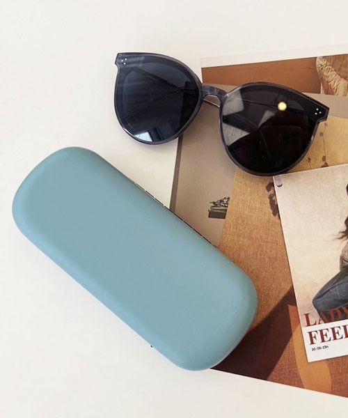 Fun & Daily（ファンアンドデイリー）の「F&D : スモーキーカラーグラスケース（メガネ・レディース・グレー/ブルー/パープル・FREE）」の2枚目の写真