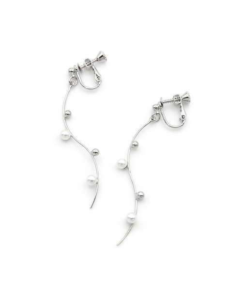 colleca la(コレカラ)の「ウェーブ×小粒パールイヤリング(イヤリング・レディース・シルバー/ゴールド・FREE)」の7枚目の写真
