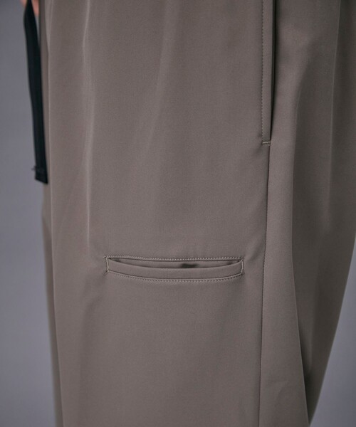 PUBLIC TOKYO（パブリックトウキョウ）の「撥水ストレッチジョガーパンツ（その他パンツ・メンズ・ブラック/ベージュ・1/2）」の16枚目の写真