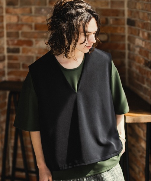 CASPER JOHN（キャスパージョン）の「V-neck loose vest/Vネックルーズベスト（ベスト・メンズ・ライトグリーン/ブラック/ナチュラル・SMALL/MEDIUM/LARGE）」の2枚目の写真