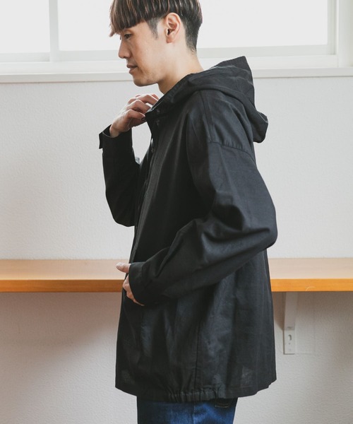 URBAN RESEARCH DOORS（アーバンリサーチドアーズ）の「コットンラミーパーカー（パーカー・メンズ・ブラック/アイボリー・MEDIUM/LARGE）」の4枚目の写真