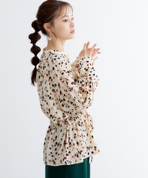 miclat（ミクラ）の「大きいサイズ　レトロ柄ブラウス　miclat（シャツ/ブラウス・レディース・アイボリー系/ブラウン系・LL/3L/5L/4L/L）」の2枚目の写真