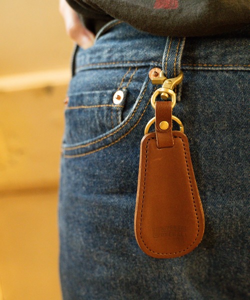 UNIVERSAL OVERALL（ユニバーサルオーバーオール）の「【 UNIVERSAL OVERALL / ユニバーサルオーバーオール 】栃木レザー靴べらキーホルダー UV156AR leather shoehorn keychain DRE（キーホルダー・メンズ・ブラック/ダークブラウン/ブラウン/レッド/グリーン/ネイビー・FREE）」の2枚目の写真