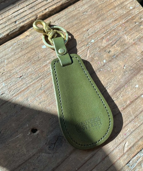 UNIVERSAL OVERALL（ユニバーサルオーバーオール）の「【 UNIVERSAL OVERALL / ユニバーサルオーバーオール 】栃木レザー靴べらキーホルダー UV156AR leather shoehorn keychain DRE（キーホルダー・メンズ・ブラック/ダークブラウン/ブラウン/レッド/グリーン/ネイビー・FREE）」の4枚目の写真