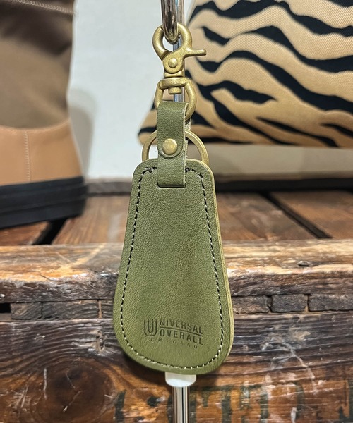 UNIVERSAL OVERALL（ユニバーサルオーバーオール）の「【 UNIVERSAL OVERALL / ユニバーサルオーバーオール 】栃木レザー靴べらキーホルダー UV156AR leather shoehorn keychain DRE（キーホルダー・メンズ・ブラック/ダークブラウン/ブラウン/レッド/グリーン/ネイビー・FREE）」の12枚目の写真