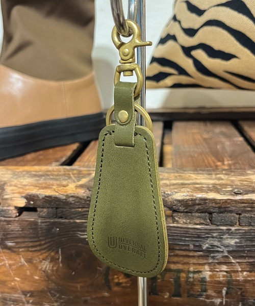 UNIVERSAL OVERALL（ユニバーサルオーバーオール）の「【 UNIVERSAL OVERALL / ユニバーサルオーバーオール 】栃木レザー靴べらキーホルダー UV156AR leather shoehorn keychain DRE（キーホルダー・メンズ・ブラック/ダークブラウン/ブラウン/レッド/グリーン/ネイビー・FREE）」の13枚目の写真