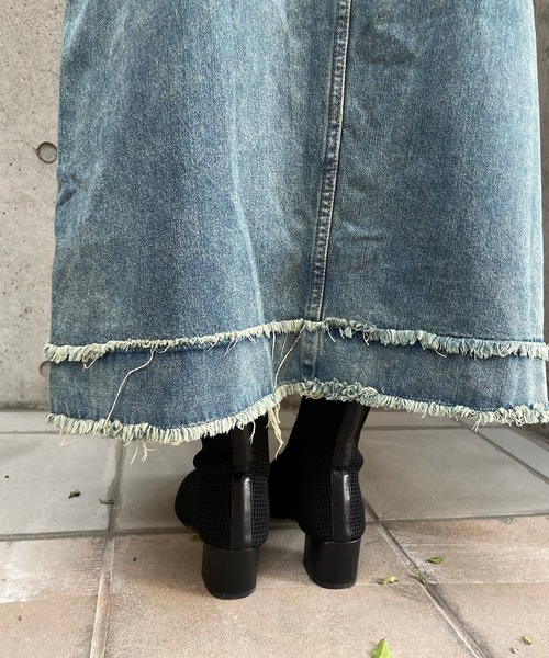 ROGER AND RAW(ロジャーアンドロウ)の「フリンジデニムロングスカート(スカート・レディース・ブルー・SMALL/MEDIUM)」の5枚目の写真