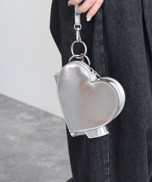 fredy emue（フレディエミュ）の「ハートレターポーチショルダーバッグ（ショルダーバッグ・レディース・シルバー/ブラック/ゴールド/レッド・FREE）」の4枚目の写真