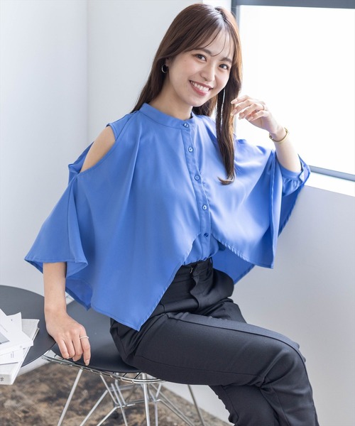 clear（クリア）の「ショルダースリットケープシャツ[骨格ナチュラル 大人 カジュアル]≪STAY MOTION≫（シャツ/ブラウス・レディース・オフホワイト/ブルー/ブラック・F）」の3枚目の写真