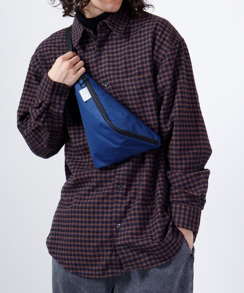 KAKSI(カクシ)の「KAKSI トライアングルボディBAG(ボディバッグ/ウエストポーチ・メンズ・ネイビー/ベージュ/グレー/ブラック・FREE)」の4枚目の写真