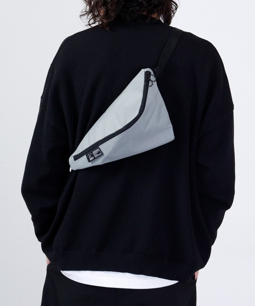 KAKSI(カクシ)の「KAKSI トライアングルボディBAG(ボディバッグ/ウエストポーチ・メンズ・ネイビー/ベージュ/グレー/ブラック・FREE)」の3枚目の写真