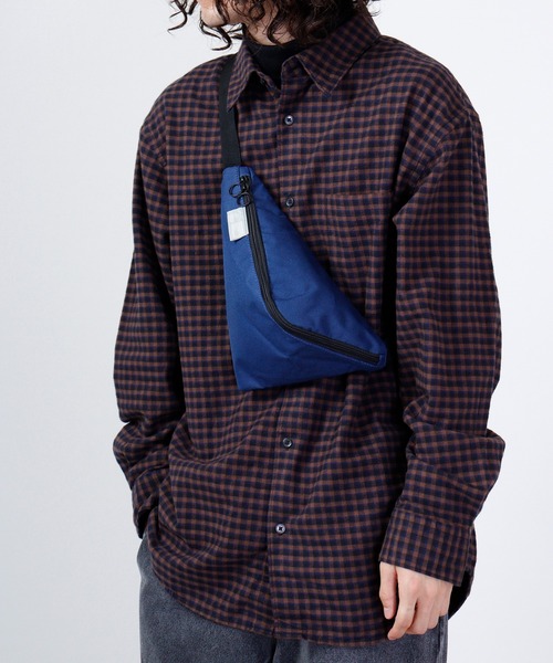 KAKSI(カクシ)の「KAKSI トライアングルボディBAG(ボディバッグ/ウエストポーチ・メンズ・ネイビー/ベージュ/グレー/ブラック・FREE)」の5枚目の写真
