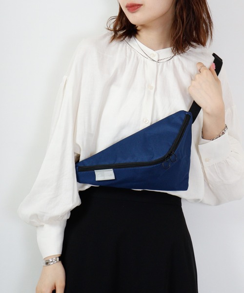 KAKSI(カクシ)の「KAKSI トライアングルボディBAG(ボディバッグ/ウエストポーチ・メンズ・ネイビー/ベージュ/グレー/ブラック・FREE)」の7枚目の写真