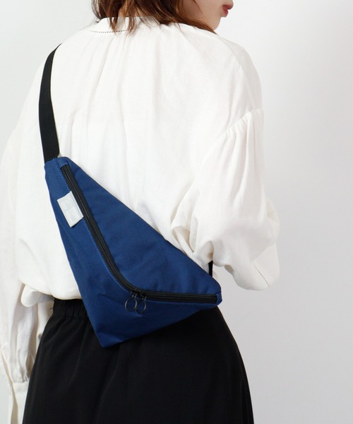 KAKSI(カクシ)の「KAKSI トライアングルボディBAG(ボディバッグ/ウエストポーチ・メンズ・ネイビー/ベージュ/グレー/ブラック・FREE)」の8枚目の写真