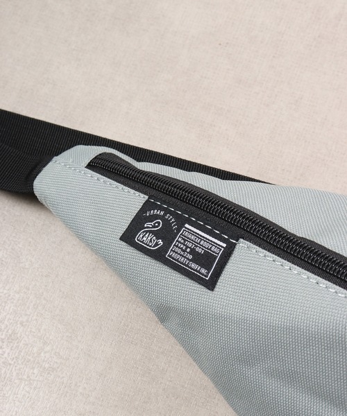 KAKSI(カクシ)の「KAKSI トライアングルボディBAG(ボディバッグ/ウエストポーチ・メンズ・ネイビー/ベージュ/グレー/ブラック・FREE)」の22枚目の写真