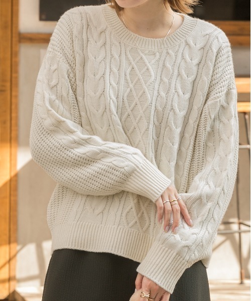 ad thie（アドティエ）の「ケーブル柄 クルーネック ニット セーター（ニット/セーター・レディース・アイボリー/ブラック/ピンクベージュ/オリーブ/グレー/ナチュラル/イエロー/キャメル/マスタード/ミント/オレンジ/ベージュ/ラベンダー/チャコール/ピンク/ライトブルー・MEDIUM）」の7枚目の写真