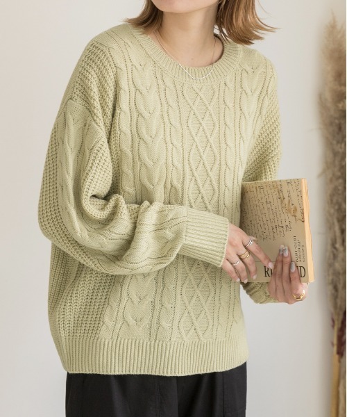 ad thie（アドティエ）の「ケーブル柄 クルーネック ニット セーター（ニット/セーター・レディース・アイボリー/ブラック/ピンクベージュ/オリーブ/グレー/ナチュラル/イエロー/キャメル/マスタード/ミント/オレンジ/ベージュ/ラベンダー/チャコール/ピンク/ライトブルー・MEDIUM）」の8枚目の写真