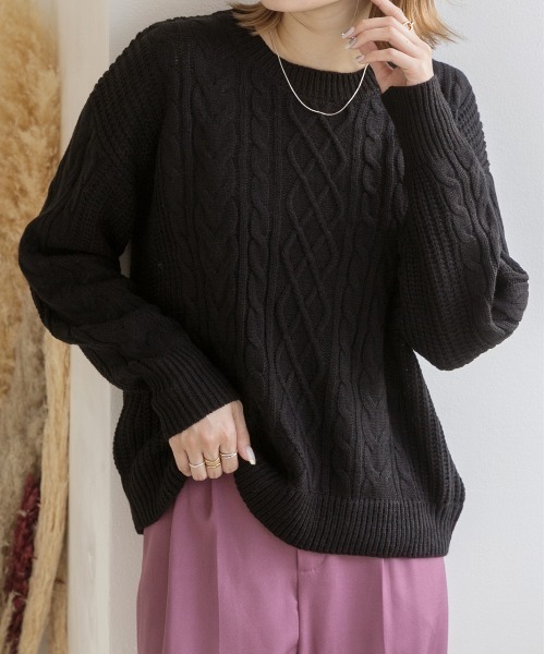 ad thie（アドティエ）の「ケーブル柄 クルーネック ニット セーター（ニット/セーター・レディース・アイボリー/ブラック/ピンクベージュ/オリーブ/グレー/ナチュラル/イエロー/キャメル/マスタード/ミント/オレンジ/ベージュ/ラベンダー/チャコール/ピンク/ライトブルー・MEDIUM）」の2枚目の写真