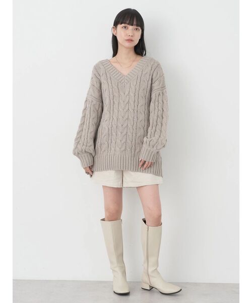 earth music&ecology(アースミュージックアンドエコロジー)の「ざっくりVネックケーブルニットプルオーバー(ニット/セーター・レディース・ベージュ/ミント/オフホワイト/グレー・FREE)」の9枚目の写真