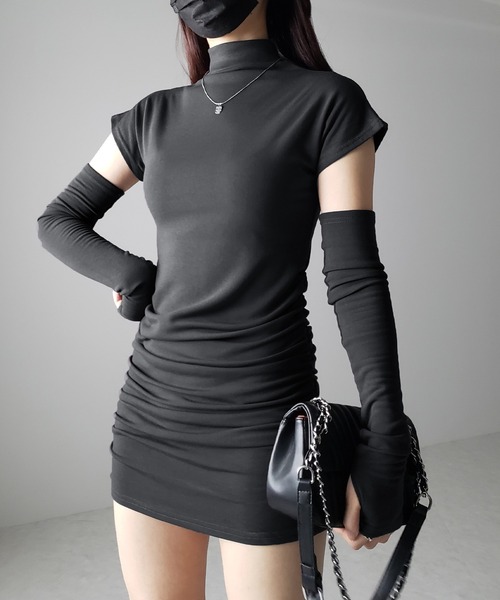 me+em select(ミームセレクト)の「※※【 裏起毛 】カットアウトアームウォーマーシャーリングミニワンピース(ワンピース・レディース・ブラック/グレー・FREE)」の2枚目の写真