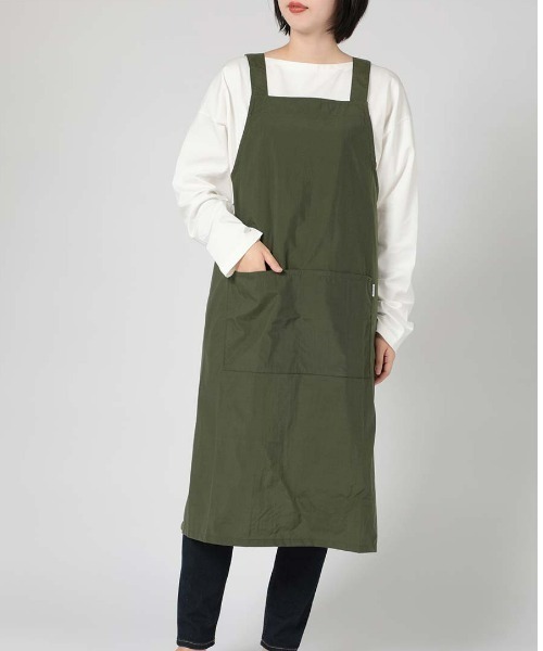 NAIGAI(ナイガイ)の「HOUSE WEAR STUDIO 撥水加工 ナイロン 無地 バッククロス エプロン 70372095(エプロン・レディース・レンガ/ブラック/グリーン・FREE)」の3枚目の写真