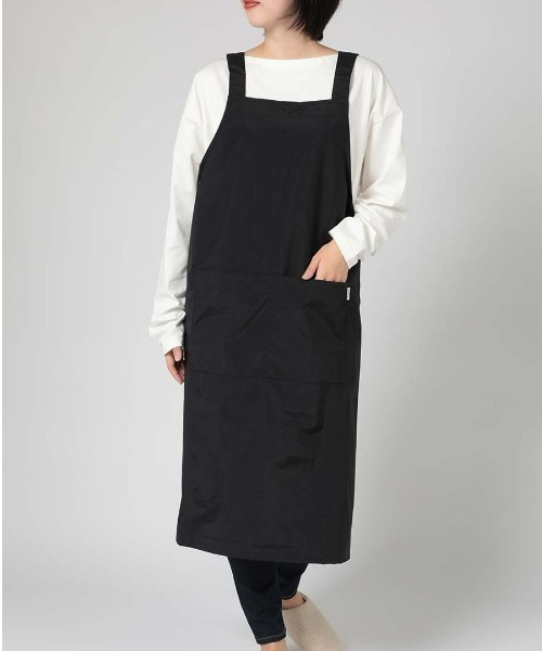 NAIGAI(ナイガイ)の「HOUSE WEAR STUDIO 撥水加工 ナイロン 無地 バッククロス エプロン 70372095(エプロン・レディース・レンガ/ブラック/グリーン・FREE)」の2枚目の写真