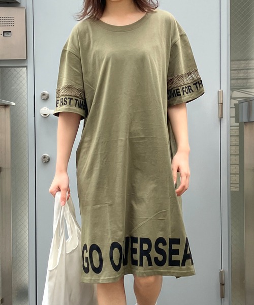 GLAMOROUS JANE(グラマラスジェーン)の「袖メッシュ切替バック裾ロゴプリントTシャツワンピース(ワンピース・レディース・ブラック/カーキ/オフホワイト・M)」の3枚目の写真