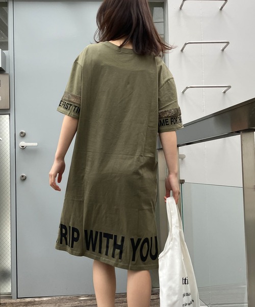 GLAMOROUS JANE(グラマラスジェーン)の「袖メッシュ切替バック裾ロゴプリントTシャツワンピース(ワンピース・レディース・ブラック/カーキ/オフホワイト・M)」の12枚目の写真