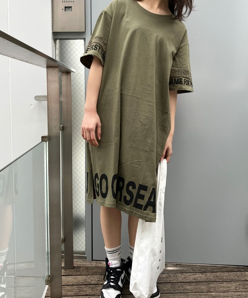 GLAMOROUS JANE(グラマラスジェーン)の「袖メッシュ切替バック裾ロゴプリントTシャツワンピース(ワンピース・レディース・ブラック/カーキ/オフホワイト・M)」の8枚目の写真