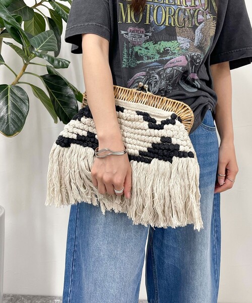 fredy emue（フレディエミュ）の「ラタンフレームフリンジクラッチバック（クラッチバッグ・レディース・キナリ・FREE）」の2枚目の写真