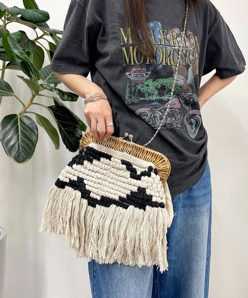 fredy emue（フレディエミュ）の「ラタンフレームフリンジクラッチバック（クラッチバッグ・レディース・キナリ・FREE）」の4枚目の写真
