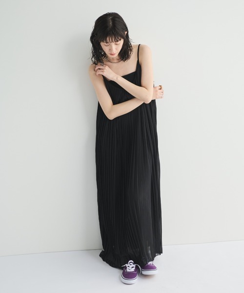 MERLOT(メルロー)の「プリーツキャミワンピース(ワンピース・レディース・ブラック/グレー・FREE)」の11枚目の写真