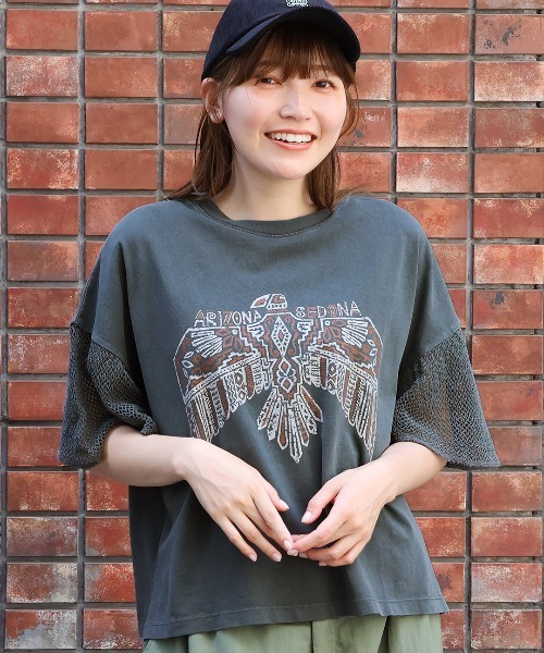 チチカカ(チチカカ)の「プリントメッシュスリーブTシャツ(Tシャツ/カットソー・レディース・チャコールグレー/ベージュ/マスタード・FREE)」の1枚目の写真