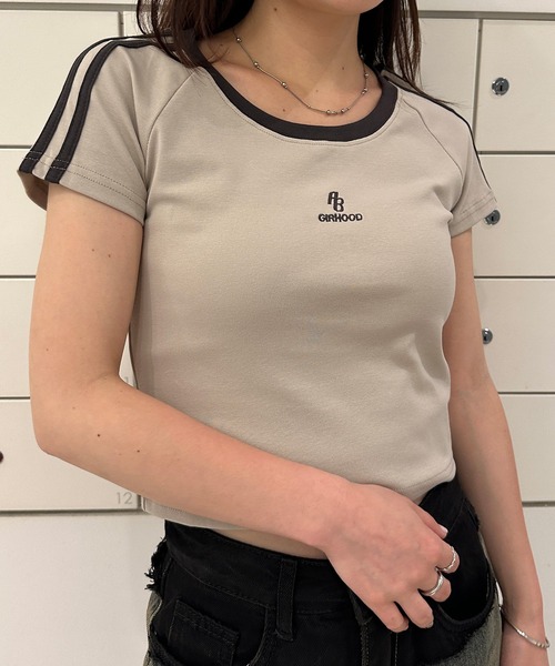 solleim(ソルレム)の「ワンポイントロゴラインTシャツ(Tシャツ/カットソー・レディース・アイボリー/ブラック/ベージュ・M)」の1枚目の写真