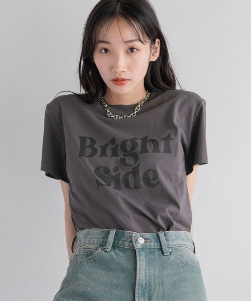 LOWRYS FARM(ローリーズファーム)の「コンパクトプリントTシャツ 131955(Tシャツ/カットソー・レディース・チャコールグレー/パープル/アイボリー・FREE)」の2枚目の写真