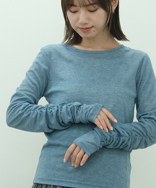 HEILIS(ヘイリス)の「袖シャーリングシアートップス / ロンT 長袖 カットソー メランジ 春服 夏服 秋服 レイヤード 透け感 シアー ギャザー(Tシャツ/カットソー・レディース・アイボリー/ブラック/ブルー/グレー/オレンジ・FREE)」の4枚目の写真