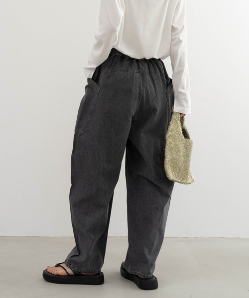 refinedworks(リファインドワークス)の「【refinedworks】ブラスト加工をしっかりめにかけているデニムパンツ(デニムパンツ・レディース・ブラック/ネイビー・FREE)」の6枚目の写真