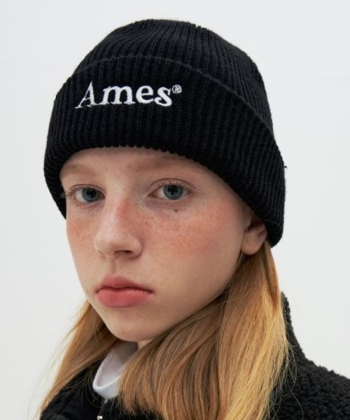 AMESWORLDWIDE（アメスワールドワイド）の「A'GEM/9 × .kom 『AMESWORLDWIDE/アメスワールドワイド』COLORED LOGO BEANIE/カラードロゴ ビーニー（ニットキャップ/ビーニー・レディース・ホワイト/ブルー/ブラック/ピンク/グリーン・FREE）」の3枚目の写真