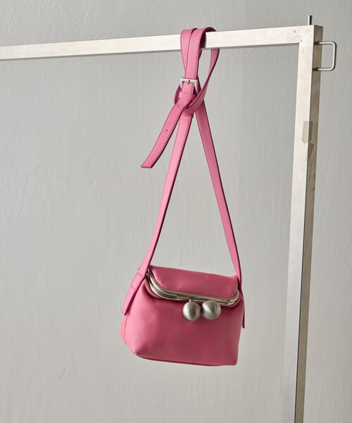 ear PAPILLONNER(イアパピヨネ)の「【kawa-kawa(カワカワ)】NO1464 口金ポシェット/ショルダーバッグ(ショルダーバッグ・レディース・ブラウン/ブラック/レッド/ブラック系その他/ピンク・FREE)」の4枚目の写真