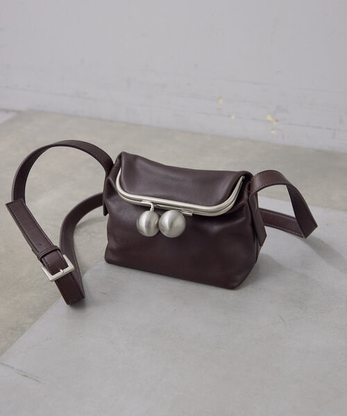 ear PAPILLONNER(イアパピヨネ)の「【kawa-kawa(カワカワ)】NO1464 口金ポシェット/ショルダーバッグ(ショルダーバッグ・レディース・ブラウン/ブラック/レッド/ブラック系その他・FREE)」の5枚目の写真