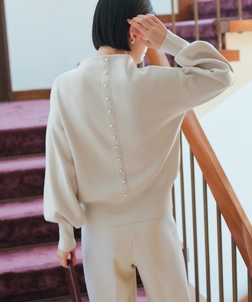 RUIRUE BOUTIQUE(ルイルエブティック)の「洗える | 選べるデザイン パールボタン アンチピリング ニット(バックパール) | 長袖 トップス 体型カバー ボリューム袖 オフィスカジュアル 通勤服 お手入れ簡単 プルオーバー セーター(ニット/セーター・レディース・ブラック/グレイッシュベージュ/アイボリー・L/M)」の4枚目の写真