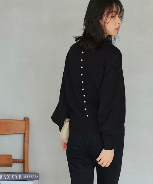 RUIRUE BOUTIQUE(ルイルエブティック)の「洗える | 選べるデザイン パールボタン アンチピリング ニット(バックパール) | 長袖 トップス 体型カバー ボリューム袖 オフィスカジュアル 通勤服 お手入れ簡単 プルオーバー セーター(ニット/セーター・レディース・ブラック/グレイッシュベージュ/アイボリー・L/M)」の11枚目の写真