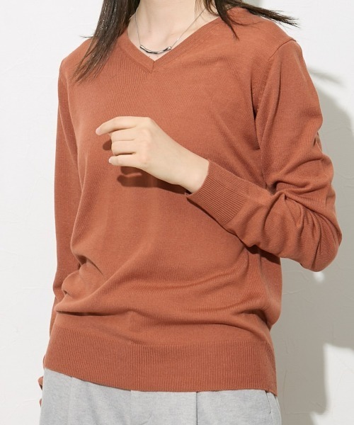 slattgir（スラットジール）の「高身長　毛玉ができにくい洗えるＶネックセーター　（トールサイズ）（ニット/セーター・レディース・ブラック/ライトベージュ/ブルー/ダークオレンジ/ダークグリーン・M/L/LL/3L）」の5枚目の写真