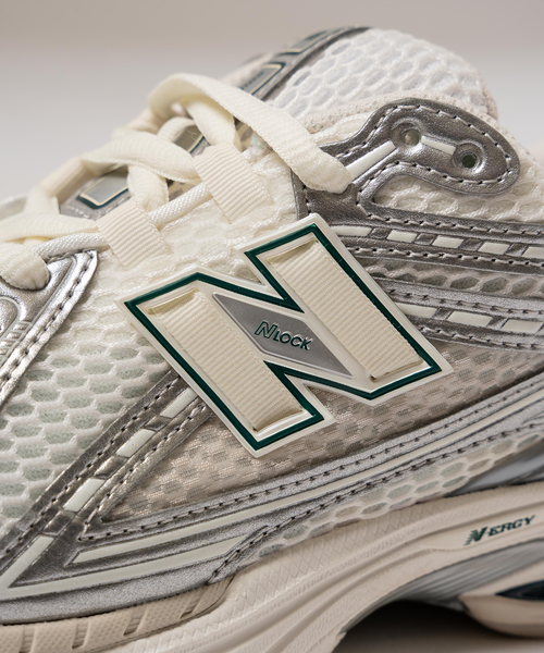 NEW BALANCE(ニューバランス)の「New Balance(ニューバランス) M1906REE(スニーカー・メンズ・シルバー・25.5cm/26cm/26.5cm/27cm/27.5cm/28cm)」の2枚目の写真