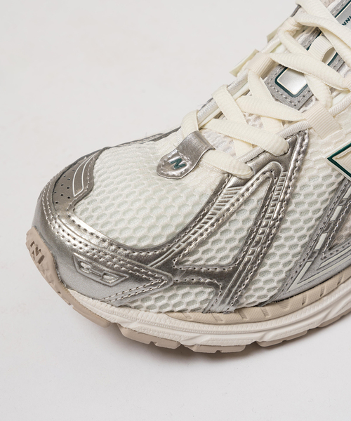 NEW BALANCE(ニューバランス)の「New Balance(ニューバランス) M1906REE(スニーカー・メンズ・シルバー・25.5cm/26cm/26.5cm/27cm/27.5cm/28cm)」の3枚目の写真