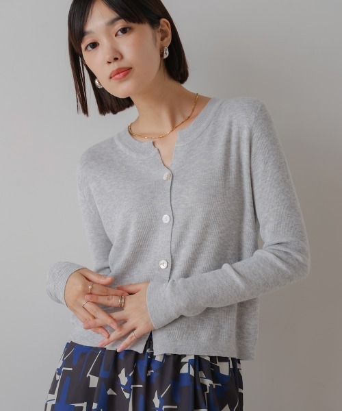 Bou Jeloud(ブージュルード)の「ソフトタッチキーネックカーデ(カーディガン/ボレロ・レディース・ブラック/ベージュ/グレー/レッド・FREE)」の1枚目の写真